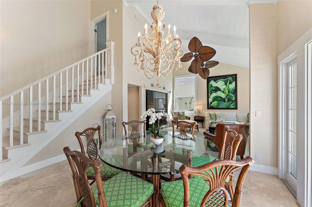 Vendido Recientemente: $2,150,000 (3 camas, 3 baños, 1926 Pies cuadrados)