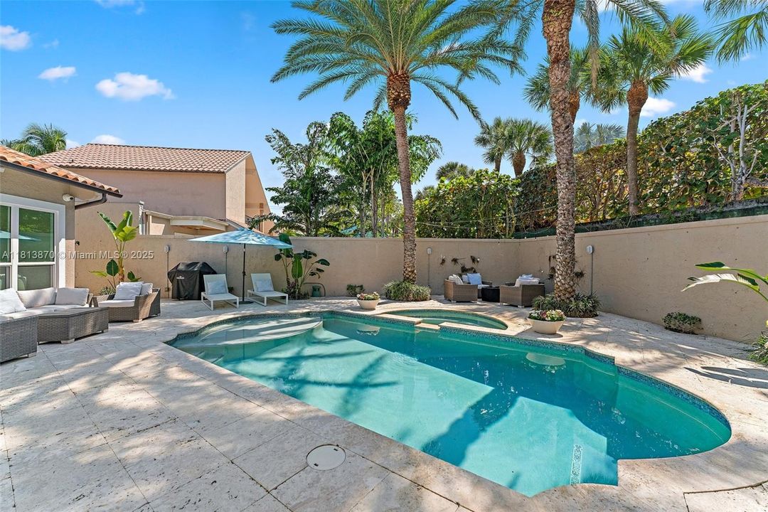 Vendido Recientemente: $2,150,000 (3 camas, 3 baños, 1926 Pies cuadrados)