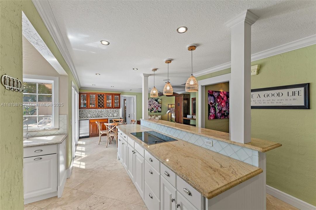 Vendido Recientemente: $2,150,000 (3 camas, 3 baños, 1926 Pies cuadrados)