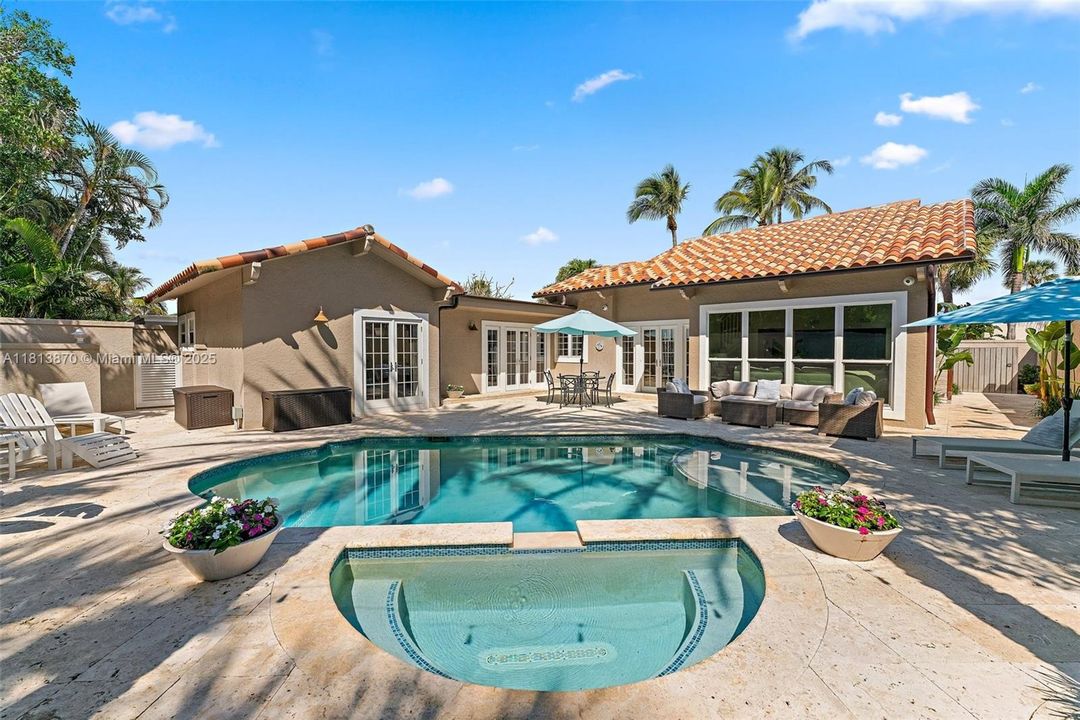 Vendido Recientemente: $2,150,000 (3 camas, 3 baños, 1926 Pies cuadrados)