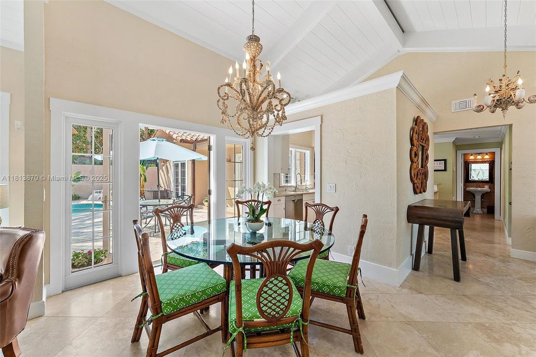 Vendido Recientemente: $2,150,000 (3 camas, 3 baños, 1926 Pies cuadrados)