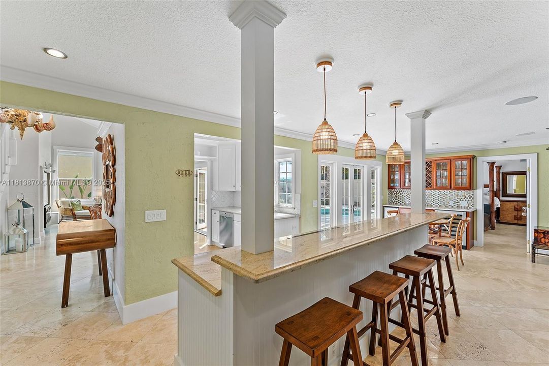 Vendido Recientemente: $2,150,000 (3 camas, 3 baños, 1926 Pies cuadrados)