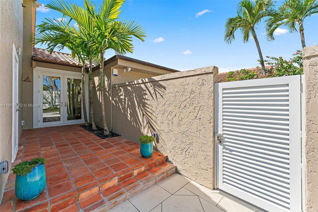 Vendido Recientemente: $2,150,000 (3 camas, 3 baños, 1926 Pies cuadrados)