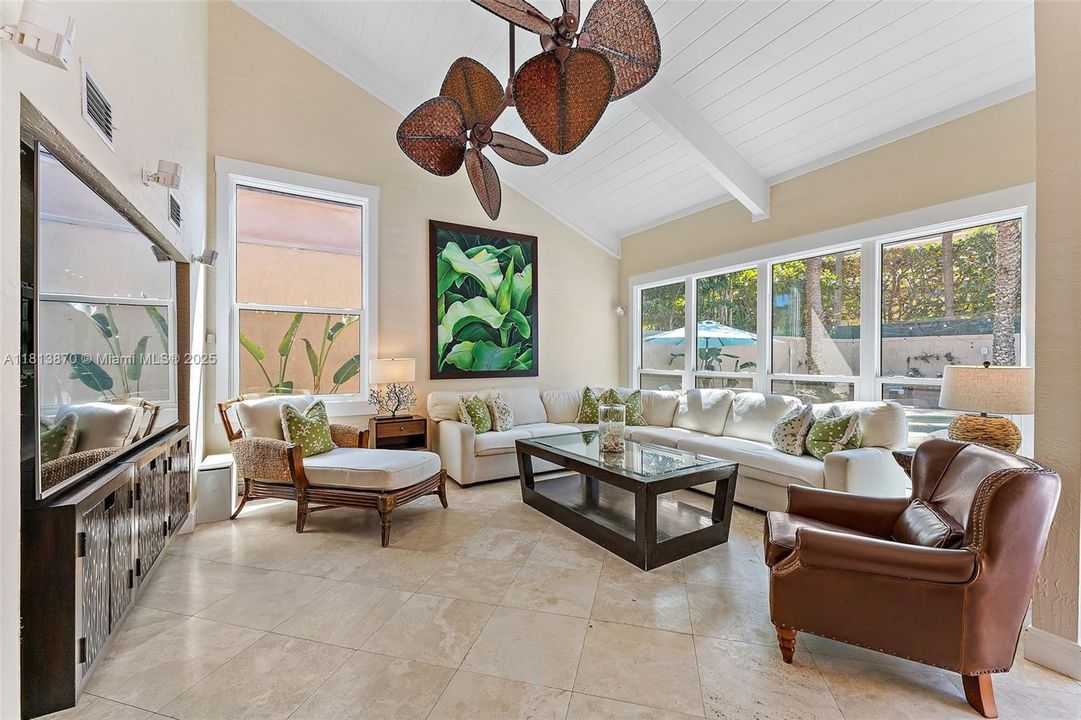 Vendido Recientemente: $2,150,000 (3 camas, 3 baños, 1926 Pies cuadrados)