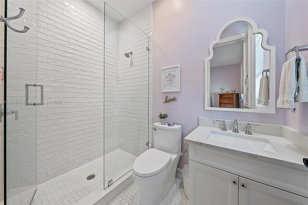 Vendido Recientemente: $2,500,000 (5 camas, 5 baños, 5058 Pies cuadrados)