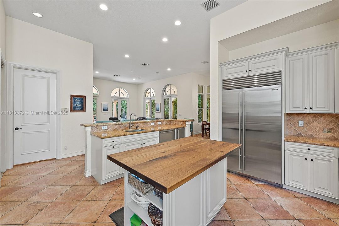 Vendido Recientemente: $2,500,000 (5 camas, 5 baños, 5058 Pies cuadrados)