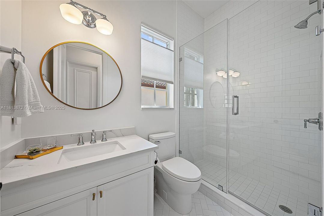 Vendido Recientemente: $2,500,000 (5 camas, 5 baños, 5058 Pies cuadrados)