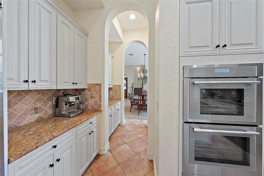 Vendido Recientemente: $2,500,000 (5 camas, 5 baños, 5058 Pies cuadrados)