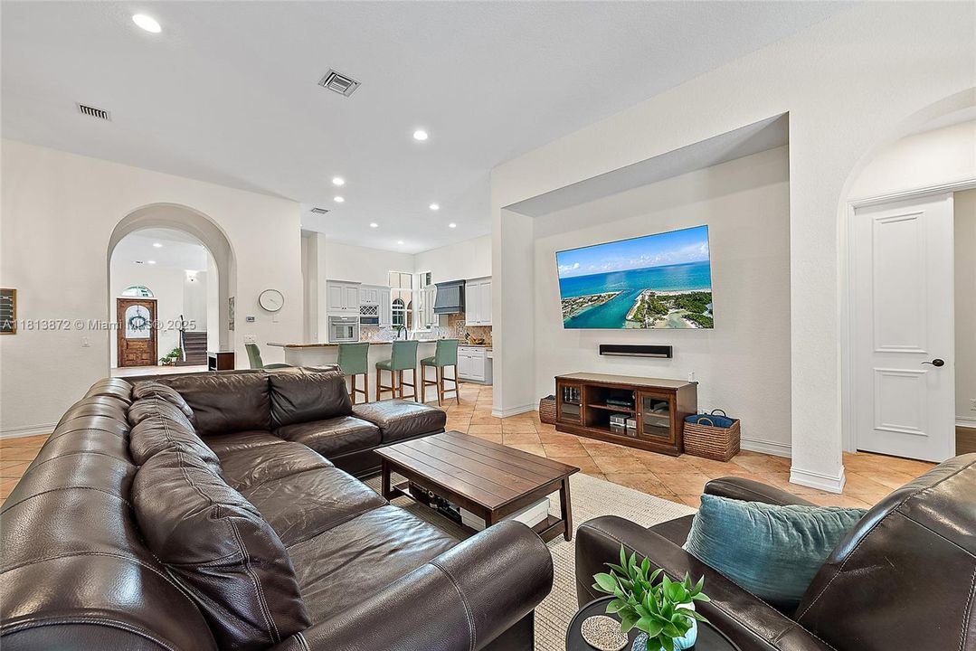 Vendido Recientemente: $2,500,000 (5 camas, 5 baños, 5058 Pies cuadrados)