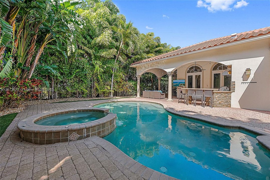 Vendido Recientemente: $2,500,000 (5 camas, 5 baños, 5058 Pies cuadrados)