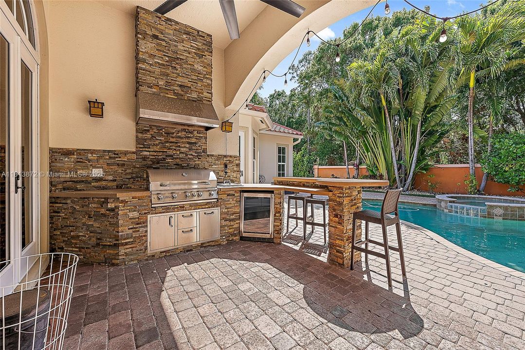 Vendido Recientemente: $2,500,000 (5 camas, 5 baños, 5058 Pies cuadrados)