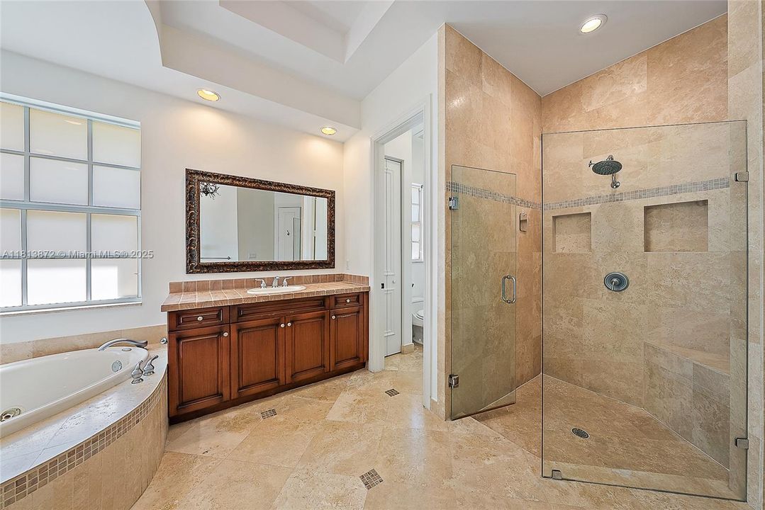 Vendido Recientemente: $2,500,000 (5 camas, 5 baños, 5058 Pies cuadrados)