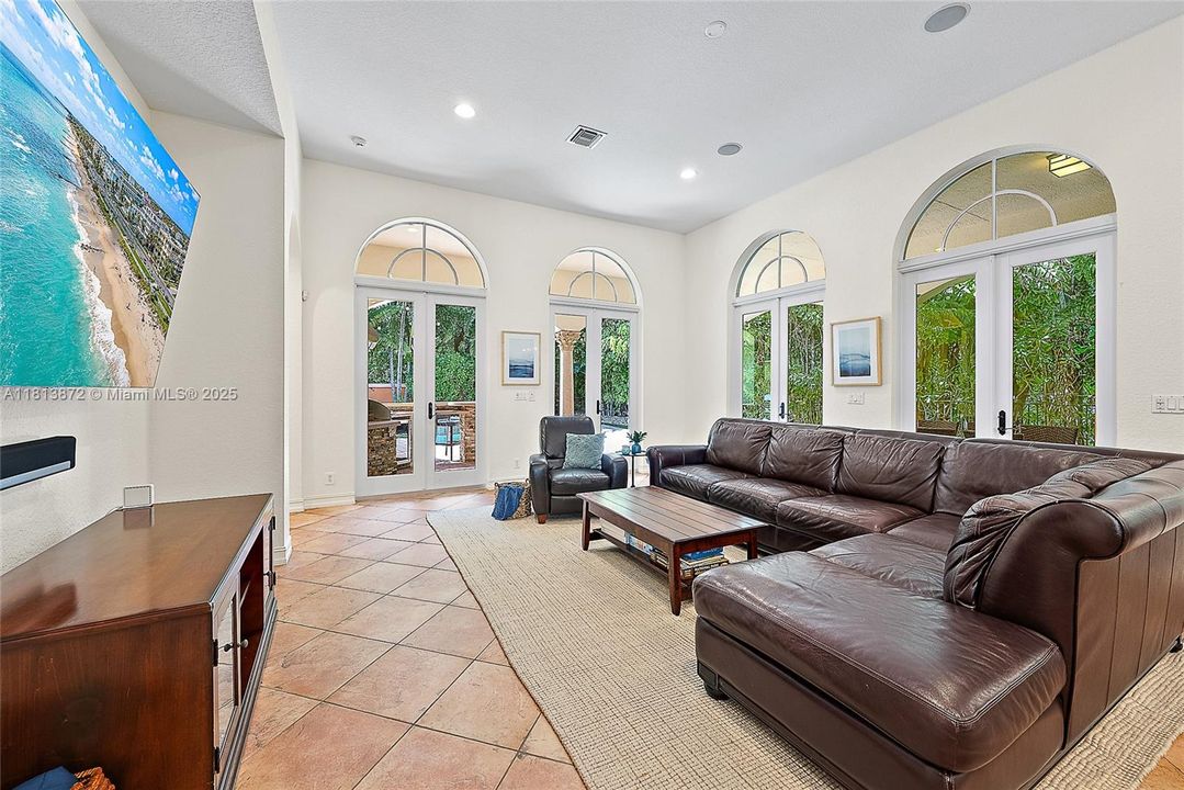 Vendido Recientemente: $2,500,000 (5 camas, 5 baños, 5058 Pies cuadrados)