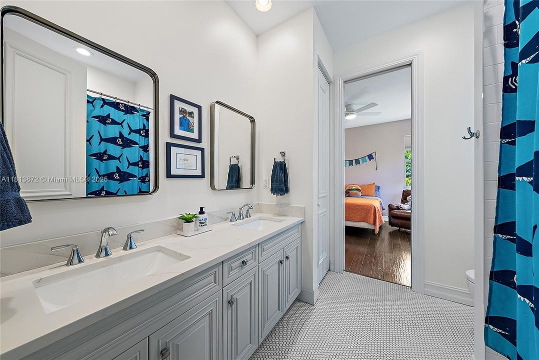 Vendido Recientemente: $2,500,000 (5 camas, 5 baños, 5058 Pies cuadrados)