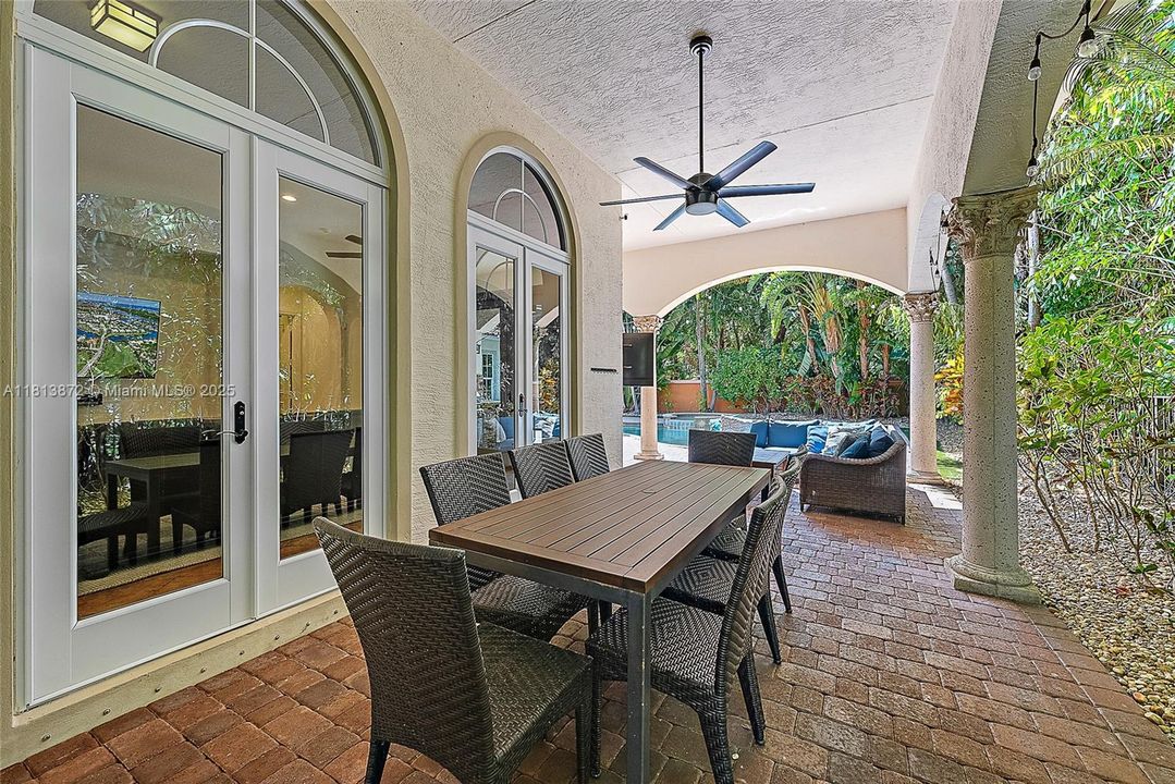 Vendido Recientemente: $2,500,000 (5 camas, 5 baños, 5058 Pies cuadrados)