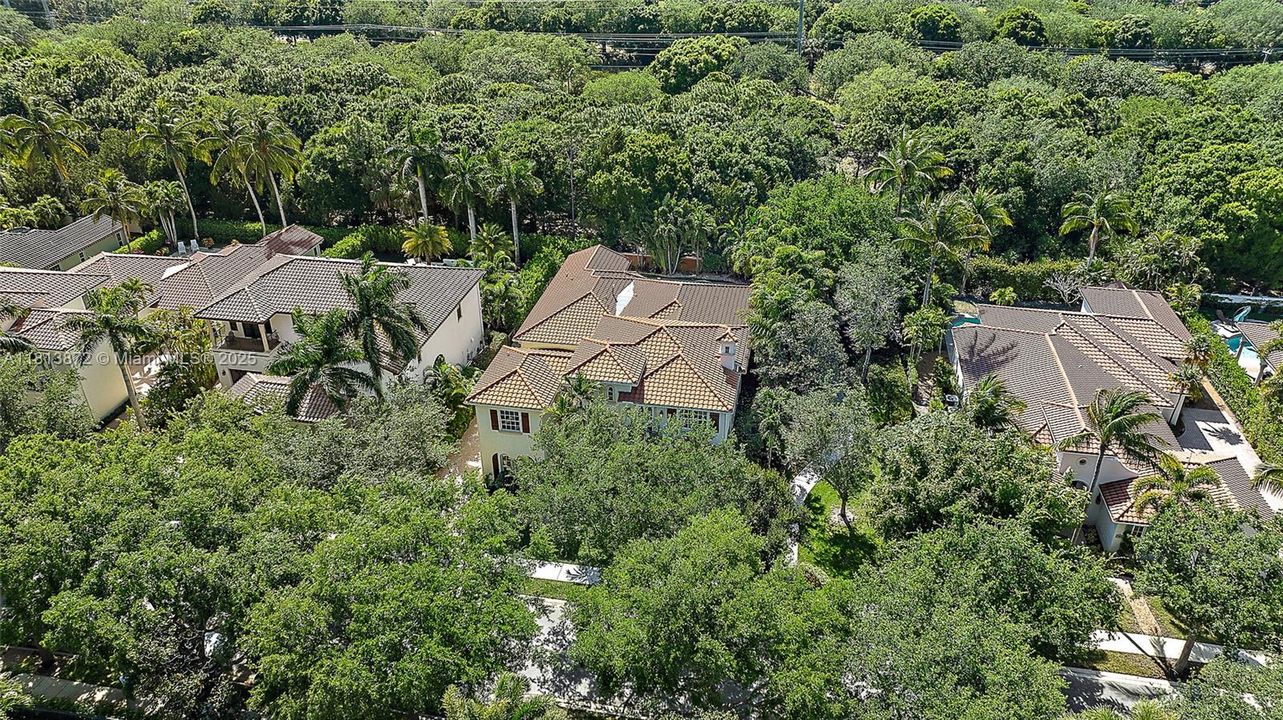 Vendido Recientemente: $2,500,000 (5 camas, 5 baños, 5058 Pies cuadrados)