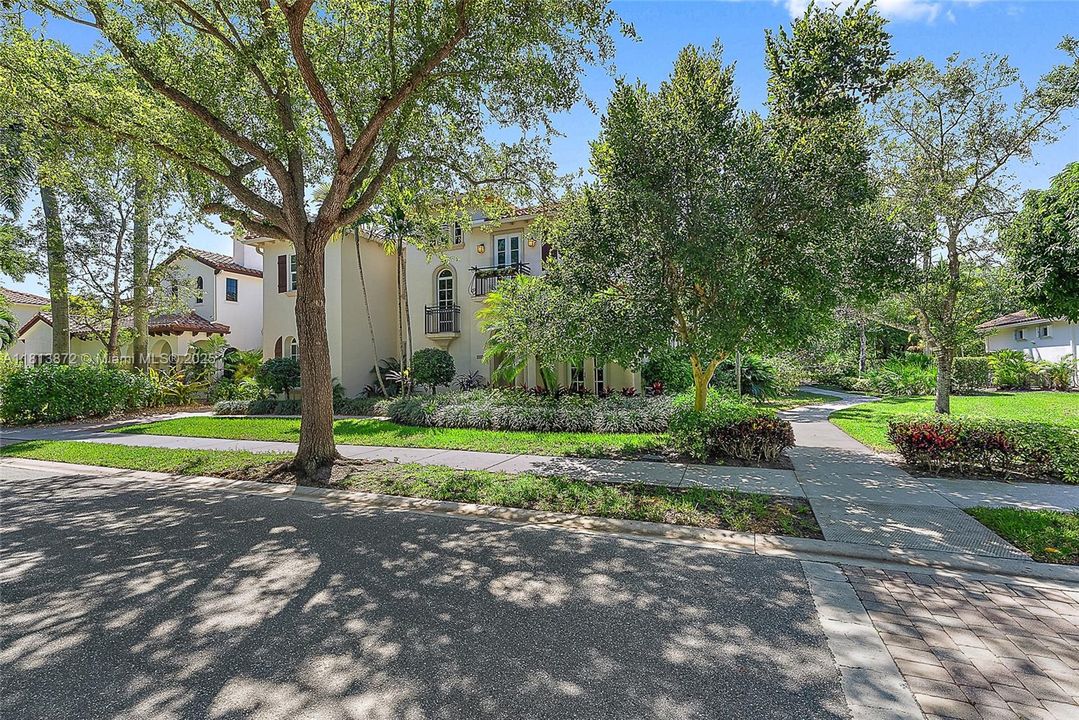 Vendido Recientemente: $2,500,000 (5 camas, 5 baños, 5058 Pies cuadrados)