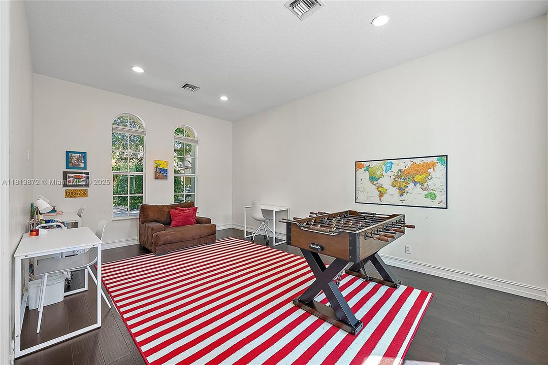 Vendido Recientemente: $2,500,000 (5 camas, 5 baños, 5058 Pies cuadrados)