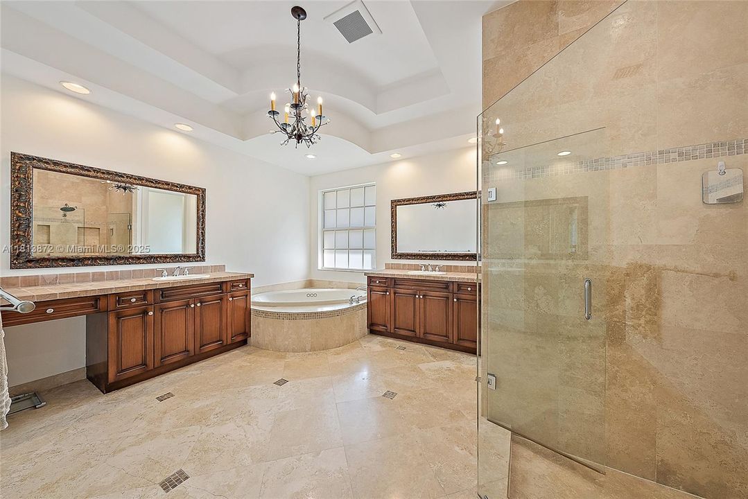 Vendido Recientemente: $2,500,000 (5 camas, 5 baños, 5058 Pies cuadrados)