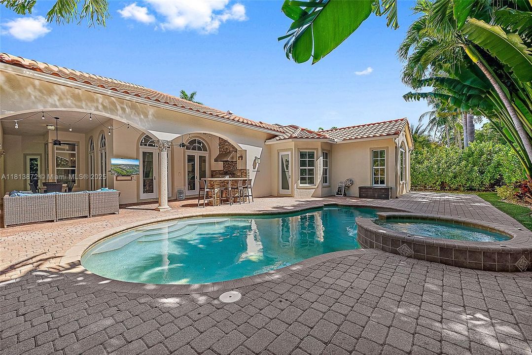 Vendido Recientemente: $2,500,000 (5 camas, 5 baños, 5058 Pies cuadrados)