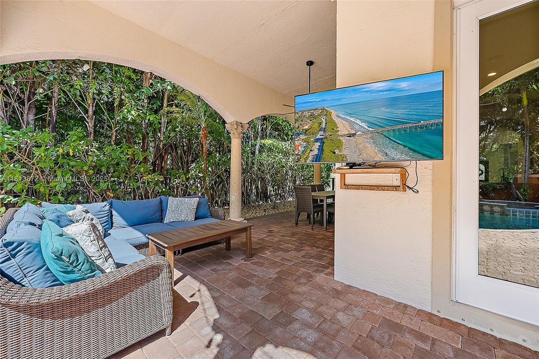 Vendido Recientemente: $2,500,000 (5 camas, 5 baños, 5058 Pies cuadrados)