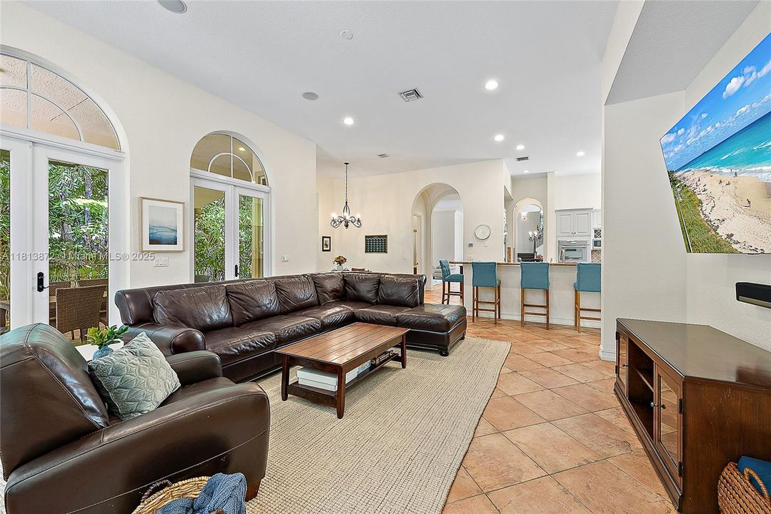 Vendido Recientemente: $2,500,000 (5 camas, 5 baños, 5058 Pies cuadrados)