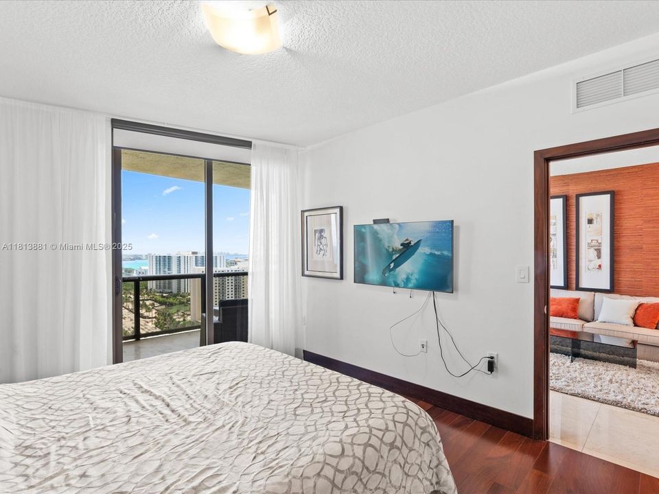 待售: $800,000 (1 贝兹, 1 浴室, 883 平方英尺)