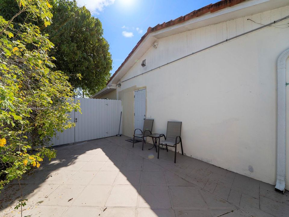 Vendido Recientemente: $795,000 (4 camas, 4 baños, 2183 Pies cuadrados)