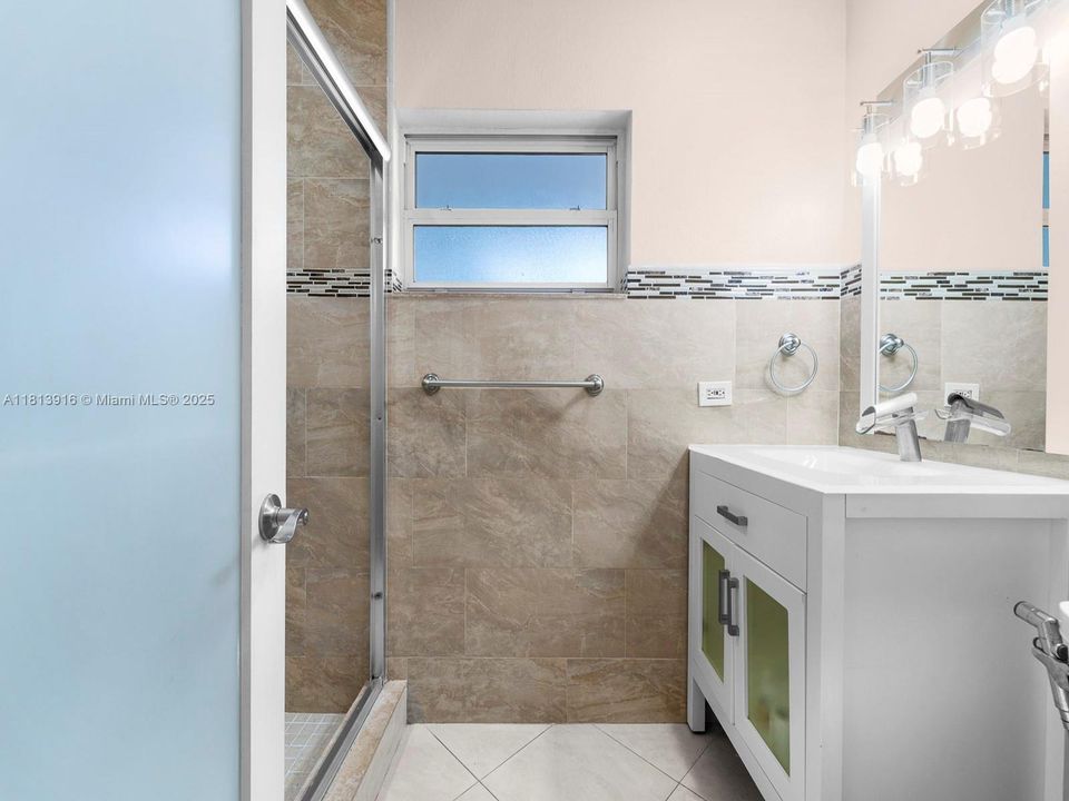 Vendido Recientemente: $795,000 (4 camas, 4 baños, 2183 Pies cuadrados)