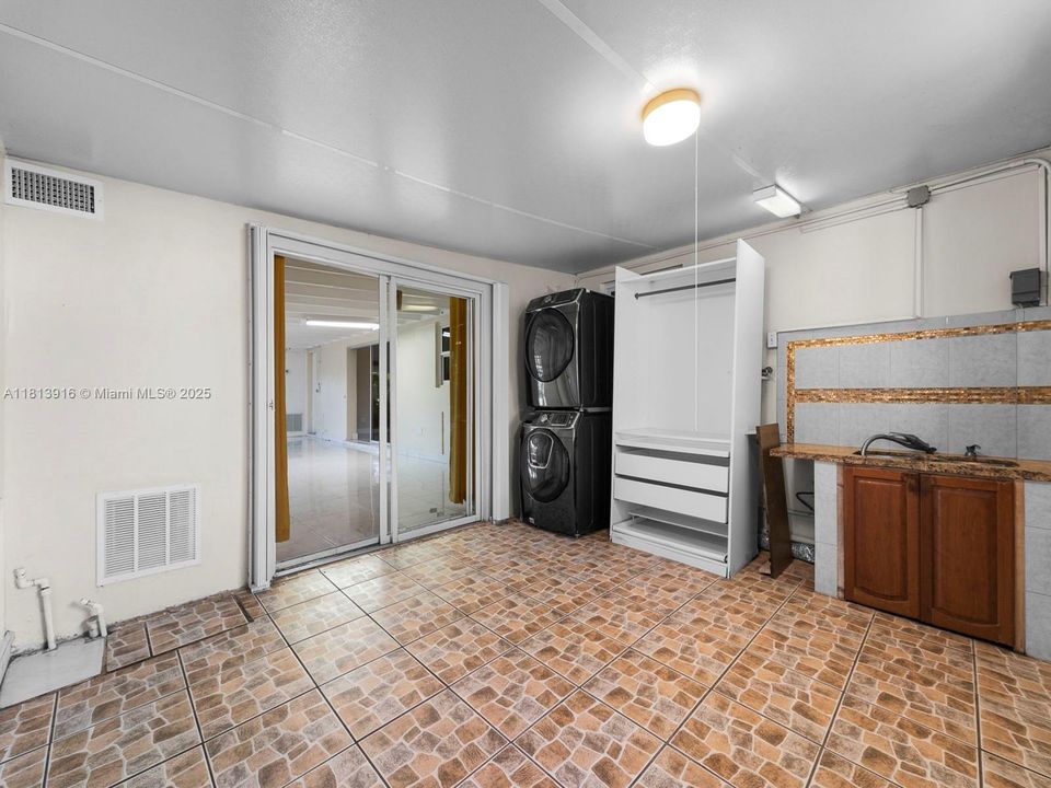 Vendido Recientemente: $795,000 (4 camas, 4 baños, 2183 Pies cuadrados)