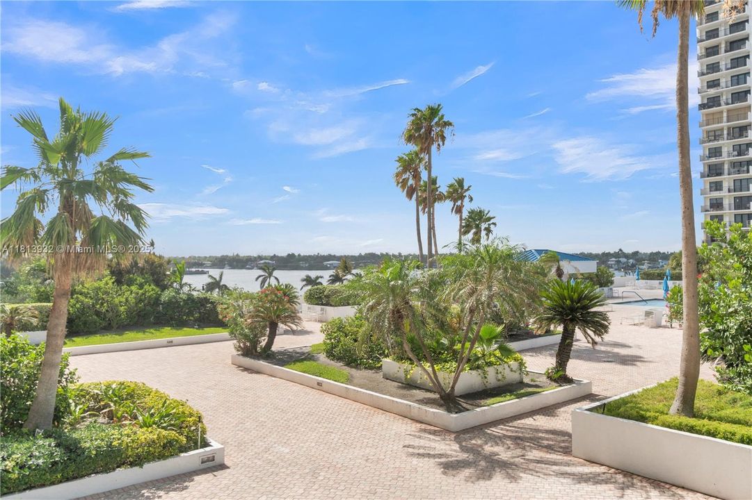 For Sale: $589,000 (2 beds, 2 baths, 1190 Square Feet)