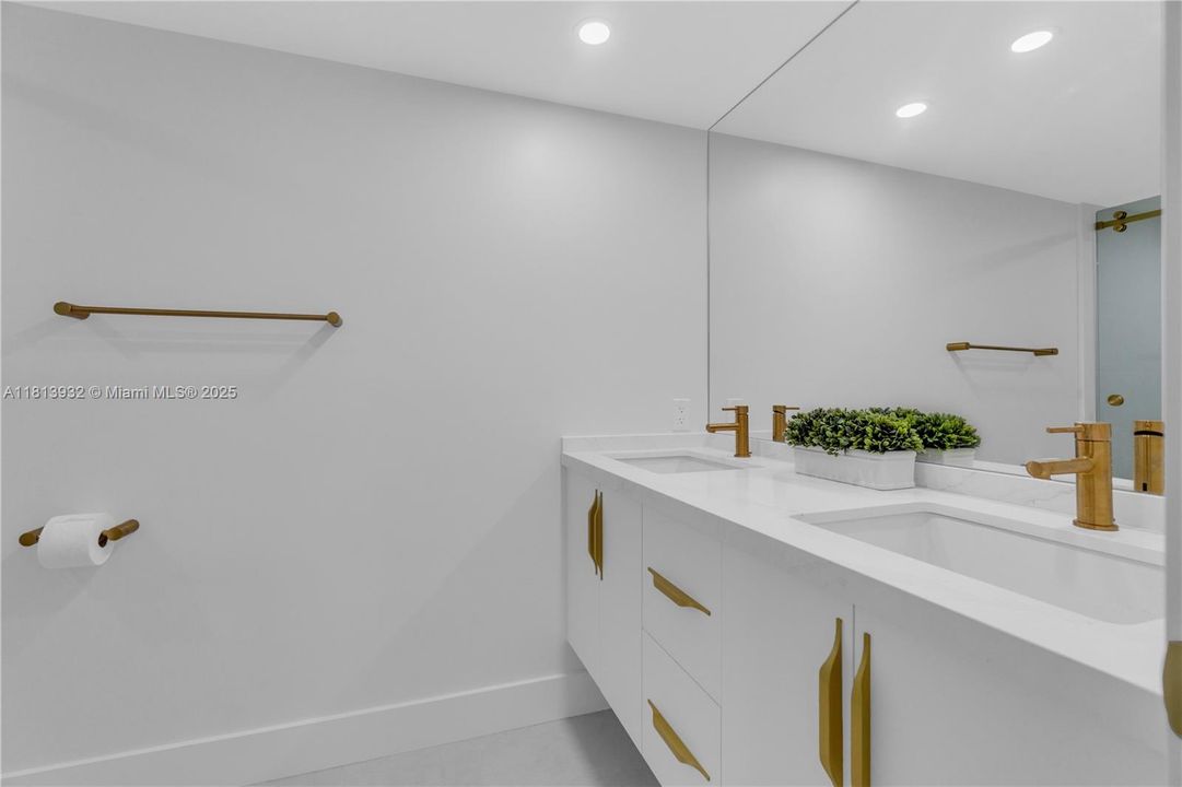 For Sale: $589,000 (2 beds, 2 baths, 1190 Square Feet)