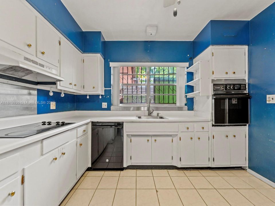 Active With Contract: $1,350,000 (3 beds, 2 baths, 1539 Square Feet)