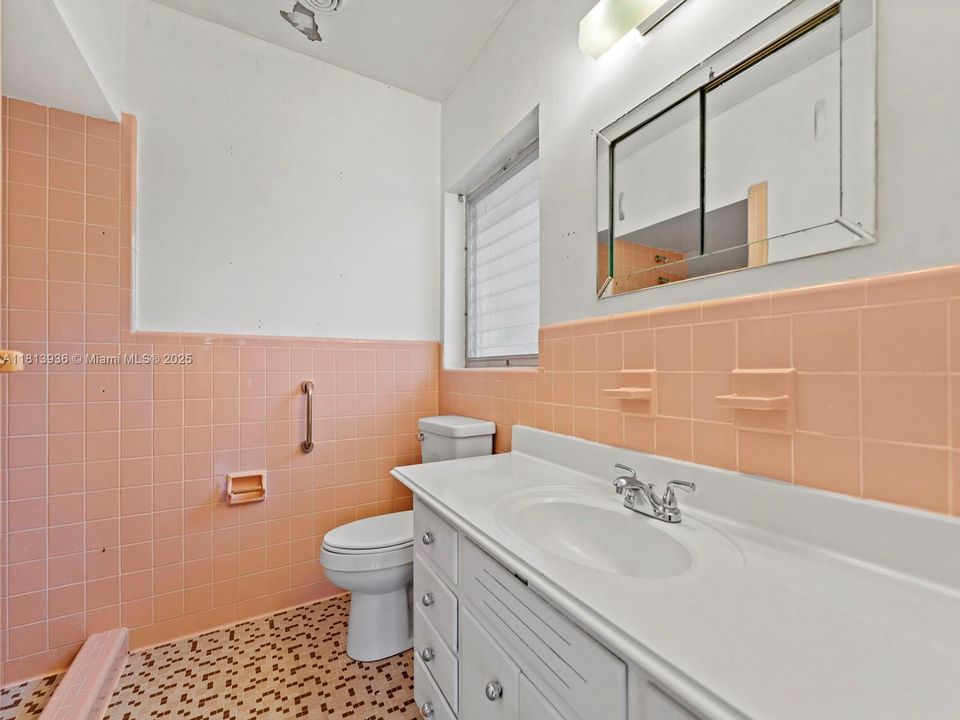 Active With Contract: $1,350,000 (3 beds, 2 baths, 1539 Square Feet)