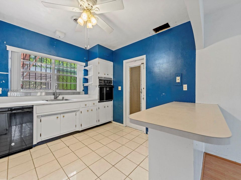 Active With Contract: $1,350,000 (3 beds, 2 baths, 1539 Square Feet)