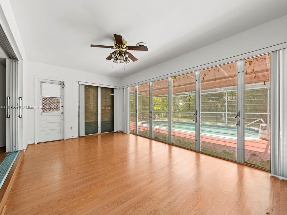 Active With Contract: $1,350,000 (3 beds, 2 baths, 1539 Square Feet)