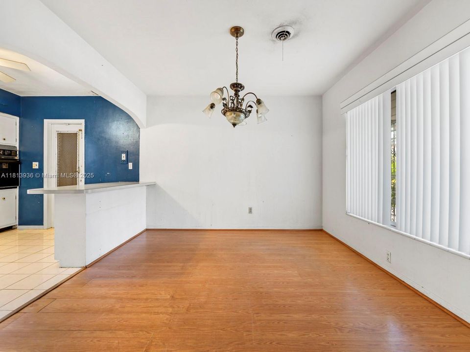 Active With Contract: $1,350,000 (3 beds, 2 baths, 1539 Square Feet)