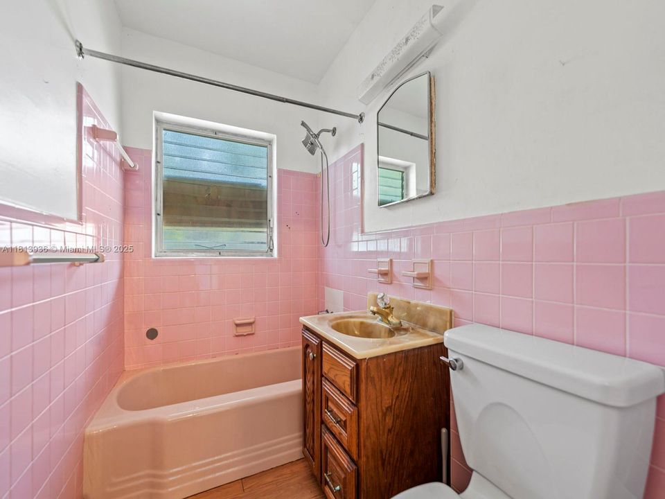 Active With Contract: $1,350,000 (3 beds, 2 baths, 1539 Square Feet)