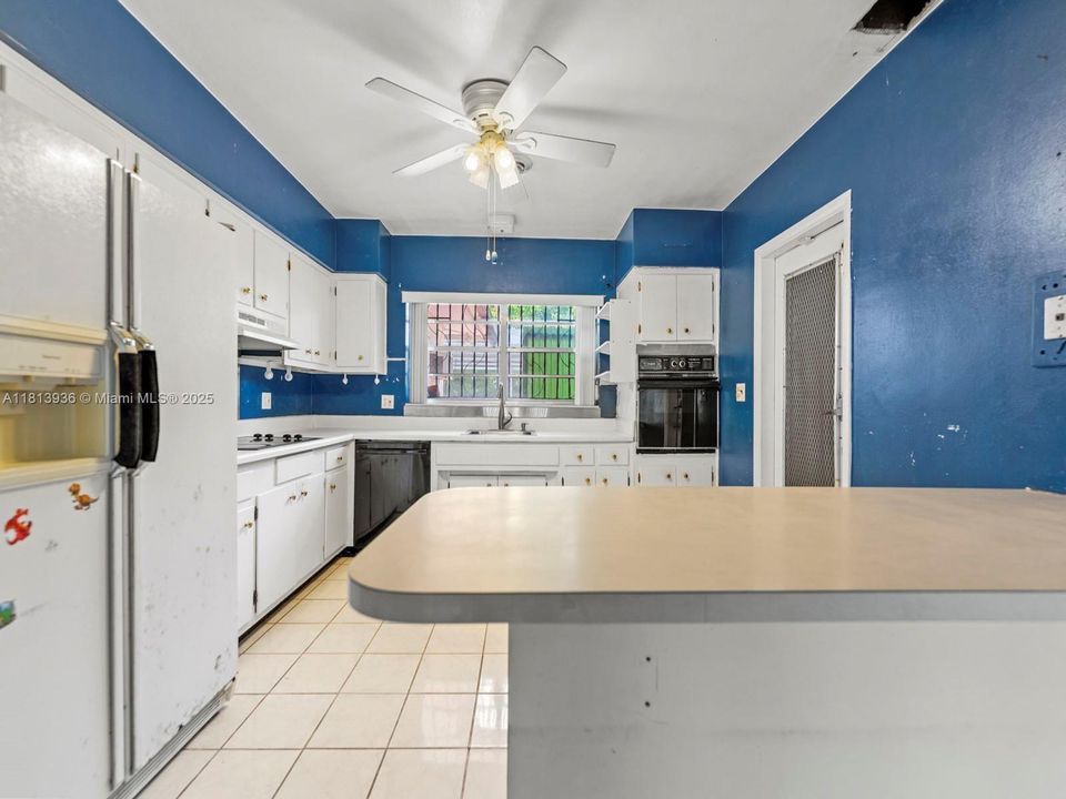 Active With Contract: $1,350,000 (3 beds, 2 baths, 1539 Square Feet)