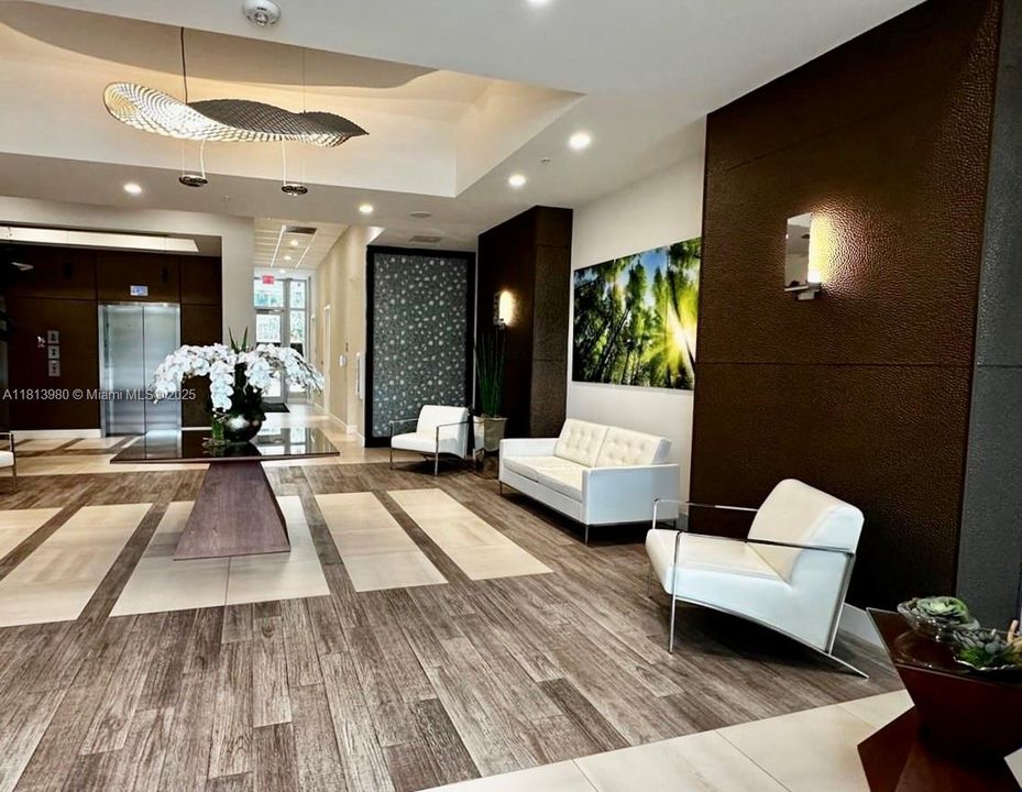 For Sale: $320,000 (1 beds, 1 baths, 641 Square Feet)