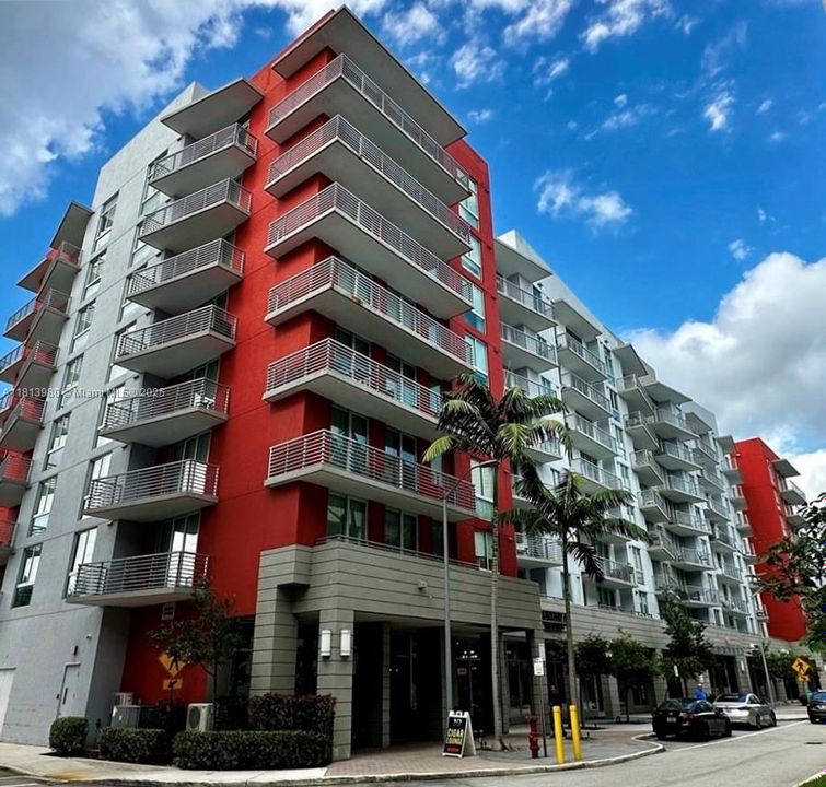 For Sale: $320,000 (1 beds, 1 baths, 641 Square Feet)