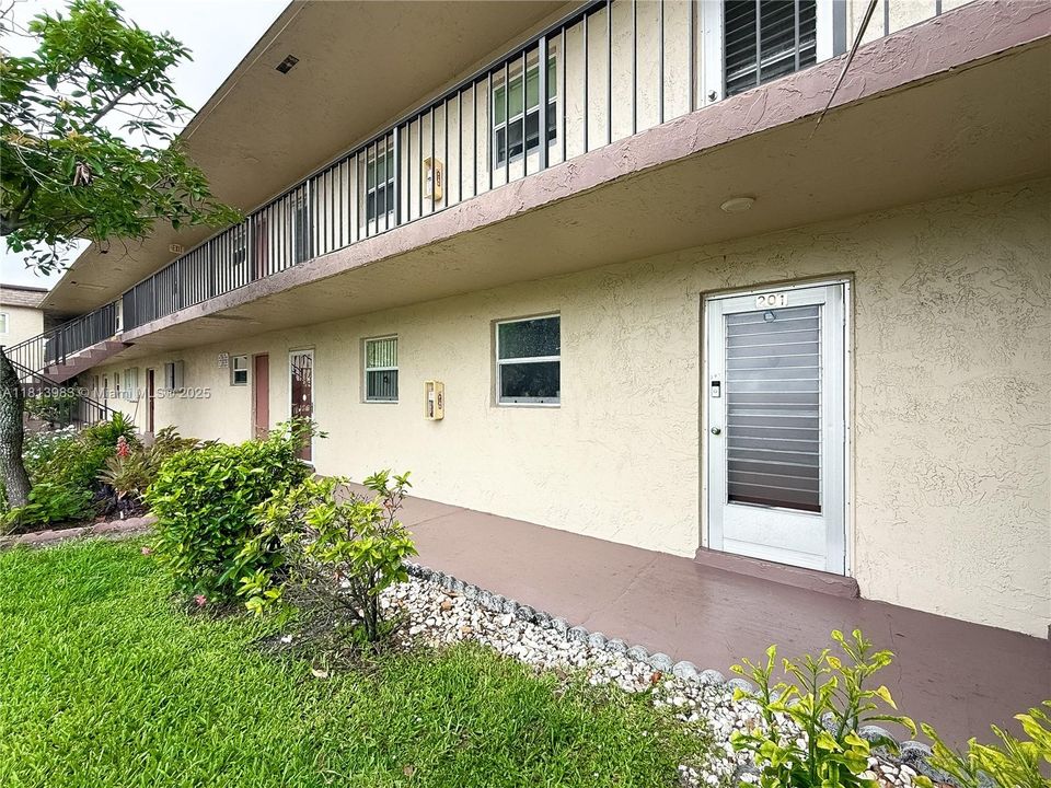 Под контрактом: $99,000 (1 спален, 1 ванн, 790 Квадратных фут)