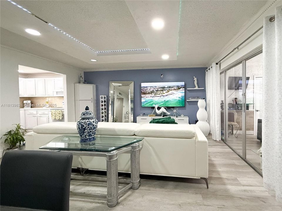 Под контрактом: $99,000 (1 спален, 1 ванн, 790 Квадратных фут)