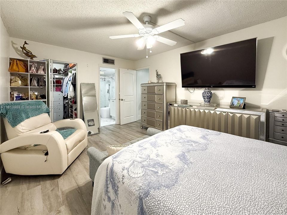 Под контрактом: $99,000 (1 спален, 1 ванн, 790 Квадратных фут)