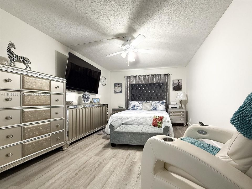 Под контрактом: $99,000 (1 спален, 1 ванн, 790 Квадратных фут)