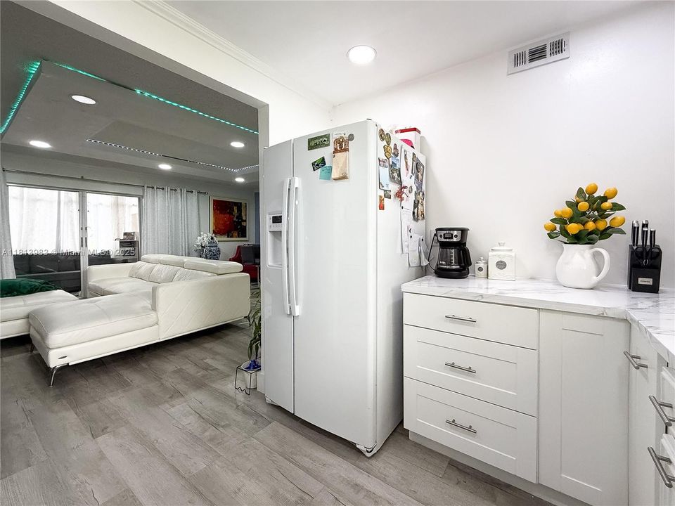 Под контрактом: $99,000 (1 спален, 1 ванн, 790 Квадратных фут)