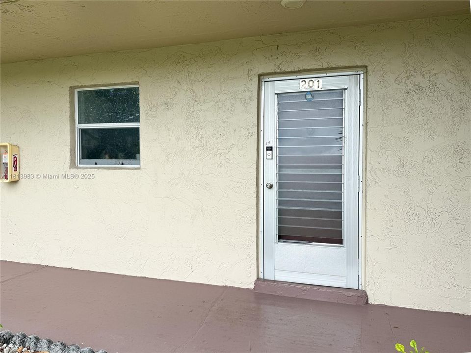 Под контрактом: $99,000 (1 спален, 1 ванн, 790 Квадратных фут)