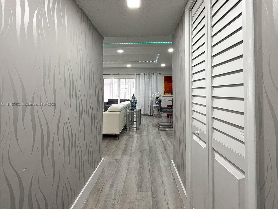 Под контрактом: $99,000 (1 спален, 1 ванн, 790 Квадратных фут)