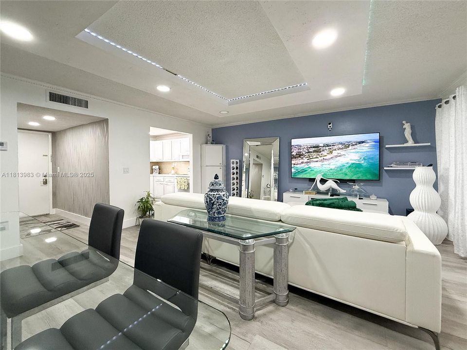 Под контрактом: $99,000 (1 спален, 1 ванн, 790 Квадратных фут)