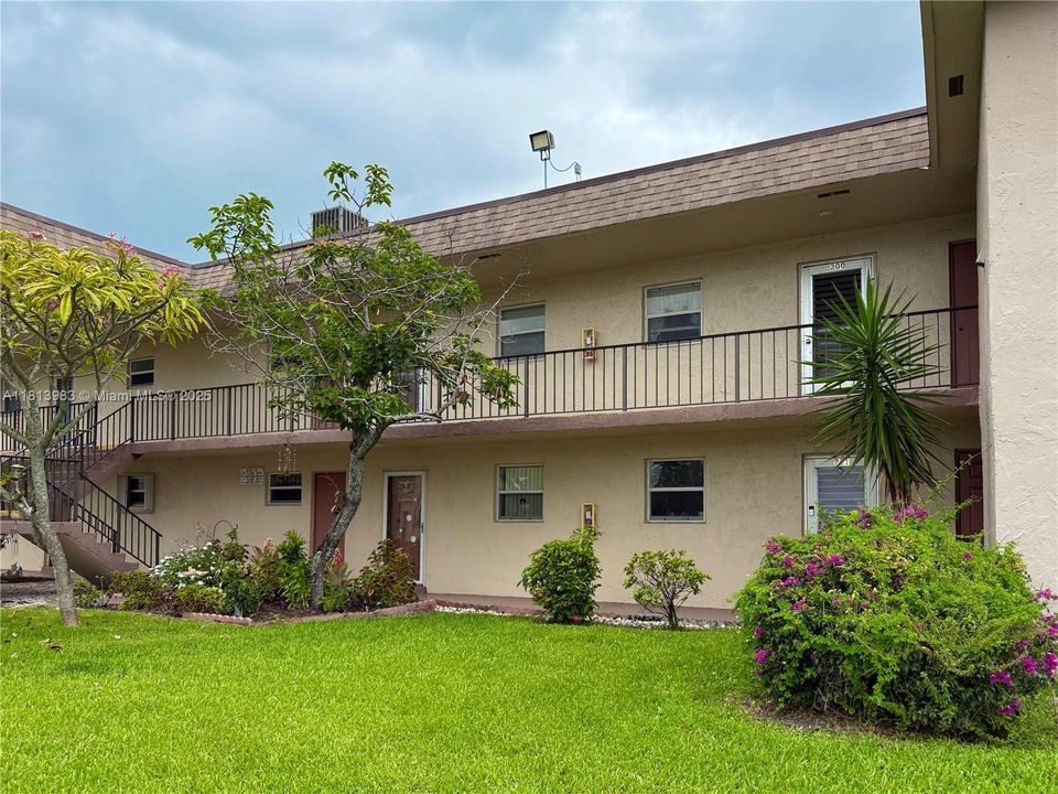 Под контрактом: $99,000 (1 спален, 1 ванн, 790 Квадратных фут)